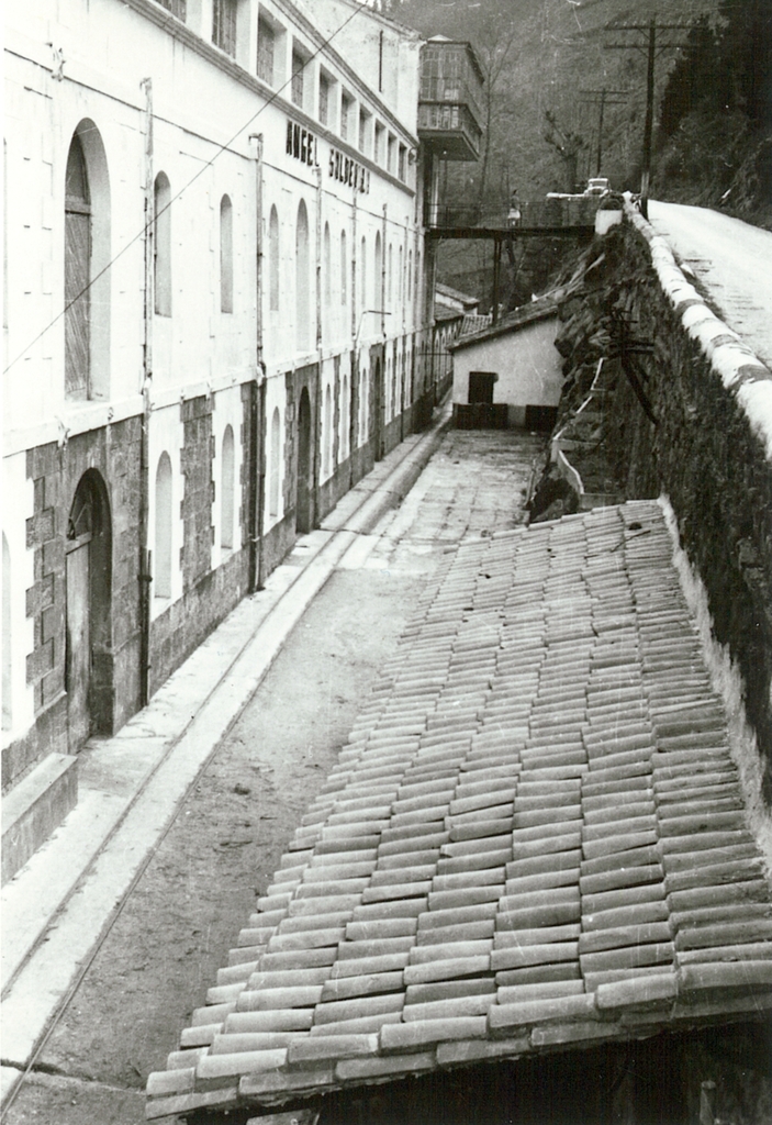 Callejón exterior de la fachada oeste de la fábrica