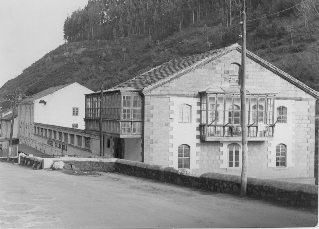 Vista exterior de la fachada oeste de la fábrica