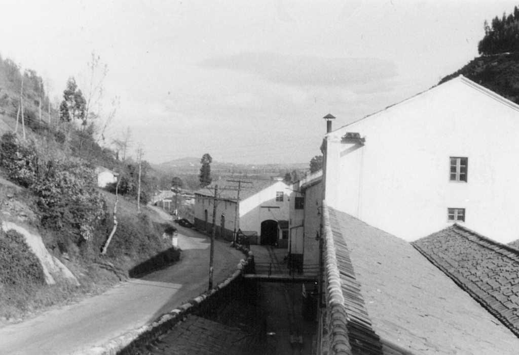 Carretera de acceso y fachada este de la fábrica