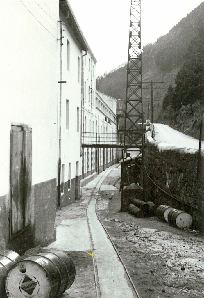 Callejón exterior de la fachada oeste de la fábrica