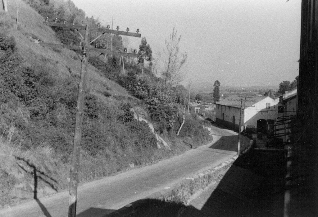 Carretera de acceso y fachada este de la fábrica